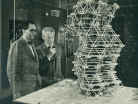 Louis Kahn und Jonas Salk mit einem Modell des City Towers